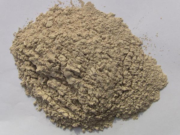 礬土性質(zhì) 礬土主要成分是氧化鋁，為煉鋁和耐火材料的主要原料。白色或灰白色，因含鐵而呈褐黃或淺紅色。密度3.45g/cm3，硬度1～3，不透明，質(zhì)脆。極難熔化，不溶于水，能溶于硫酸、氫氧化鈉溶液。 地區(qū)分布 中國鋁土礦資源比較豐富，在全國18個省、自治區(qū)、直轄市已查明鋁土礦產(chǎn)地205處，其中大型產(chǎn)地72處（不包括臺灣），主要分布在山西、山東、河北、河南、貴州、四川、廣西、遼寧、湖南等地。 投資前景 1.可用于煉鋁工業(yè)。用于國防、航空、汽車、電器、化工、日常生活用品等。 2.可用于精密鑄造。礬土熟料加工成細(xì)粉做成鑄模后精鑄。用于軍工、航天、通訊、儀表、機(jī)械及醫(yī)療器械部門。 3.可用于耐火制品。高鋁礬土熟料耐火度高達(dá)1780℃，化學(xué)穩(wěn)定性強(qiáng)、物理性能良好。 4.硅酸鋁耐火纖維。用于鋼鐵、有色冶金、電子、石油、化工、宇航、原子能、國防等多種工業(yè)，消防人員可用耐火纖維布做成衣服。 5.制造礬土水泥、研磨材料、陶瓷工業(yè)以及化學(xué)工業(yè)可制鋁的各種化合物。 鋁礬土磨粉制備 鋁礬土粉是選用煅燒過的熟鋁礬土礦石用雷蒙磨加工制成的細(xì)粉，粒度通常為100目-325目，在耐火材料行業(yè)得到了廣泛的應(yīng)用。通常加工的流程為先經(jīng)顎式破碎機(jī)進(jìn)行破碎，然后篩分進(jìn)入鋁礬土雷蒙磨或鋁礬土超細(xì)磨粉機(jī)中，進(jìn)行鋁礬土粉制備，使其應(yīng)用更加廣泛。