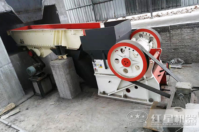花崗巖破碎生產(chǎn)線，使用鄂破機(jī)