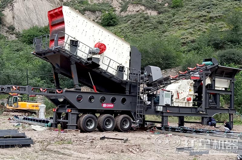 移動反擊式破碎機(jī)現(xiàn)場 移動反擊式破碎機(jī)現(xiàn)場