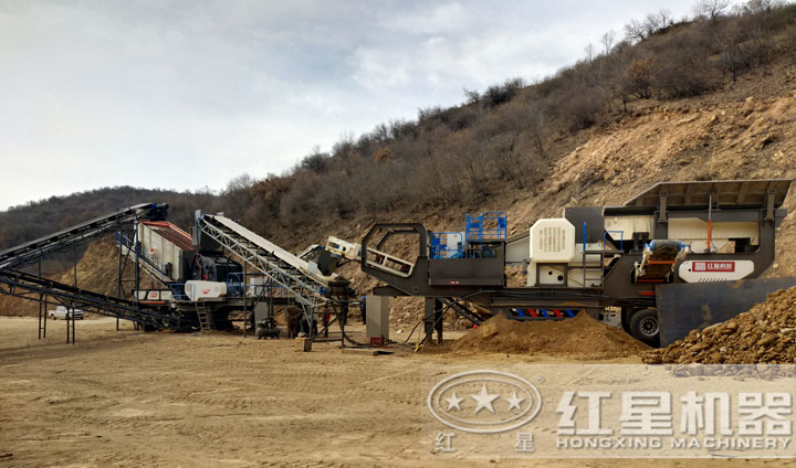 時產(chǎn)200噸移動破碎設(shè)備生產(chǎn)現(xiàn)場，運行平穩(wěn)，不間斷作業(yè)