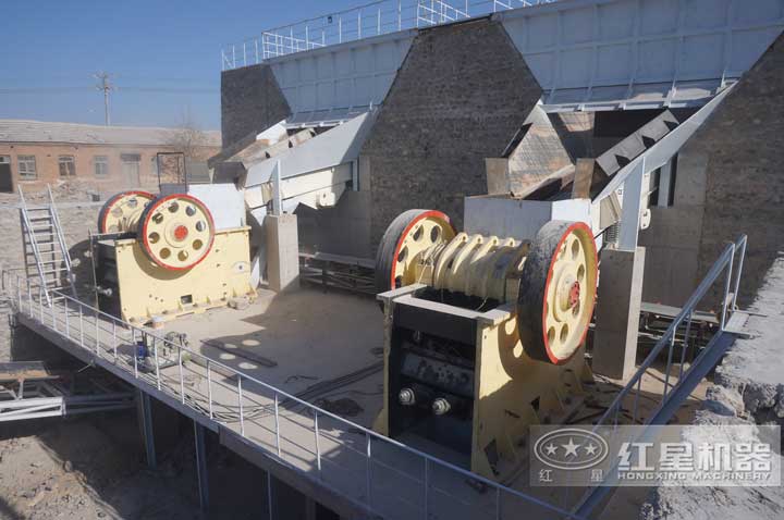 河北制砂生產(chǎn)現(xiàn)場，兩臺顎破同時有效生產(chǎn)