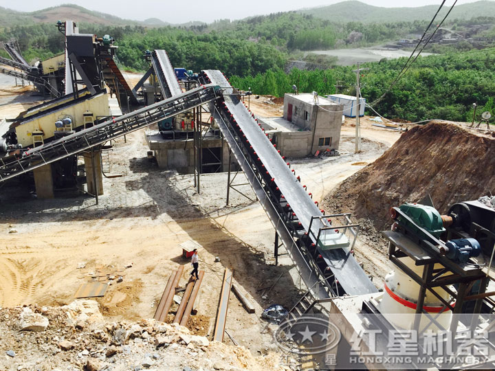 碎石現(xiàn)場，多種破碎設(shè)備可搭配使用