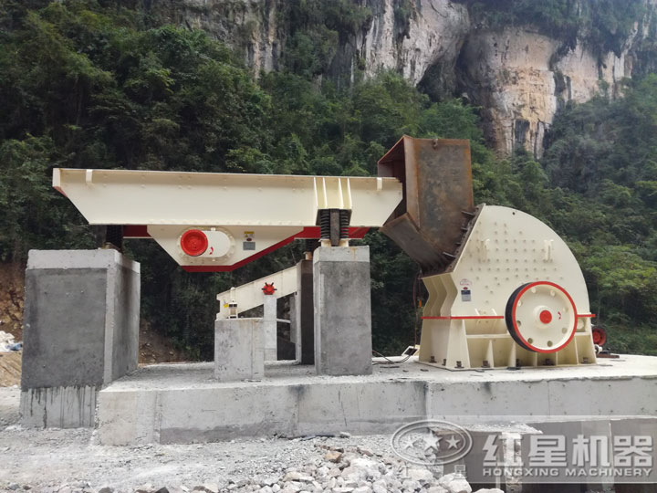 應(yīng)用在制砂生產(chǎn)線中的重錘式破碎機(jī)，破碎力大