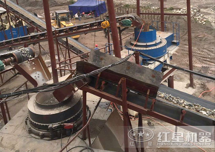 鵝卵石粉碎機作業(yè)現(xiàn)場
