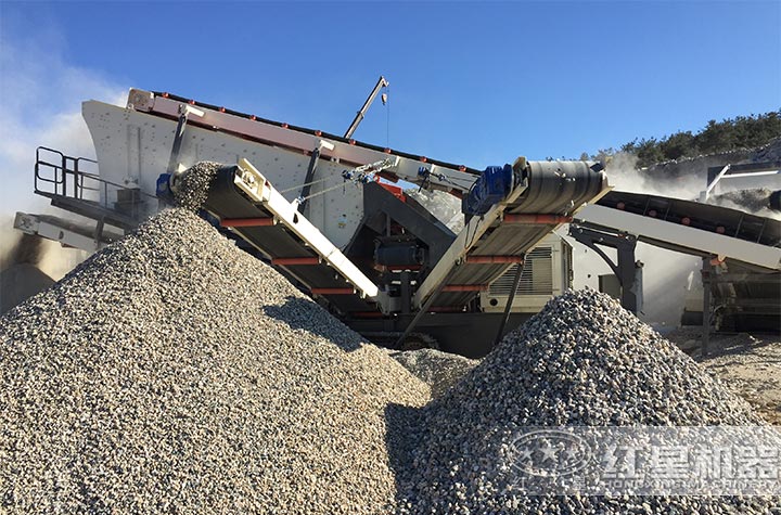 移動(dòng)式砂石生產(chǎn)線(xiàn)設(shè)備現(xiàn)場(chǎng)